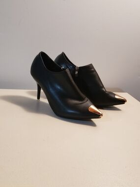 Vero Cuoio Black Leather Pointed Toe Ankle Booties with Gold Toe Cap